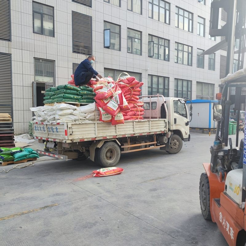 护坡草种子装车发货现场 济宁燕兴种业工程批量供货